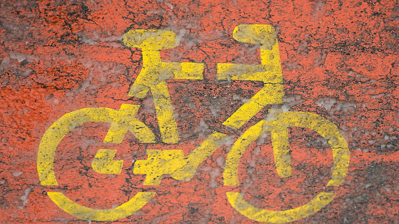 Felfestettek pár biciklijelet, ennyiből letudták a 100 milliós bringaútépítést