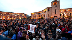Dühös tömeg söpörte el Örményország erős emberét