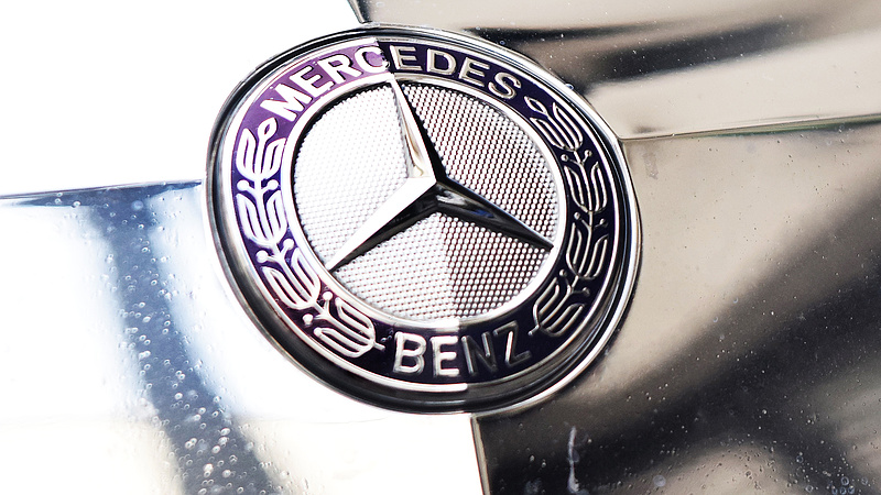 Dízelbotrány: tízezrével kell visszahívni a Mercedeseket