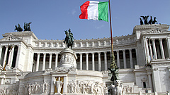 Az olasz kormány csak azért sem változtat