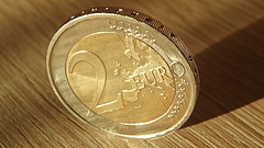 Zuhan az euró - liftezik a forint (frissített)