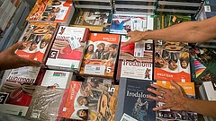 Több száz tankönyvet átírnak - végképp lenyúlja az állam a tankönyvpiacot?