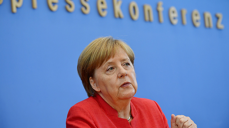 Merkel bekeményített, fityisz Biden orrára