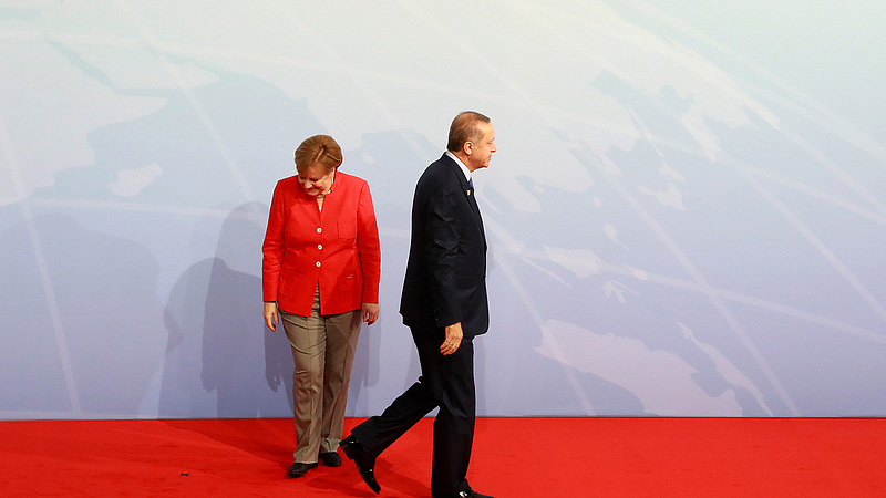 Merkel lába alatt ég a talaj Erdogan miatt