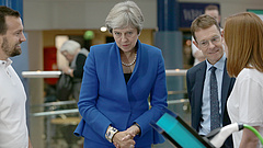 Theresa May a demokráciába vetett bizalmat félti