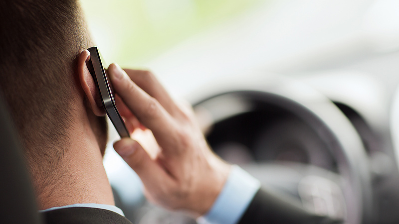 Drasztikus javaslatot tett egy szakértő a vezetés közben mobilozókkal kapcsolatban