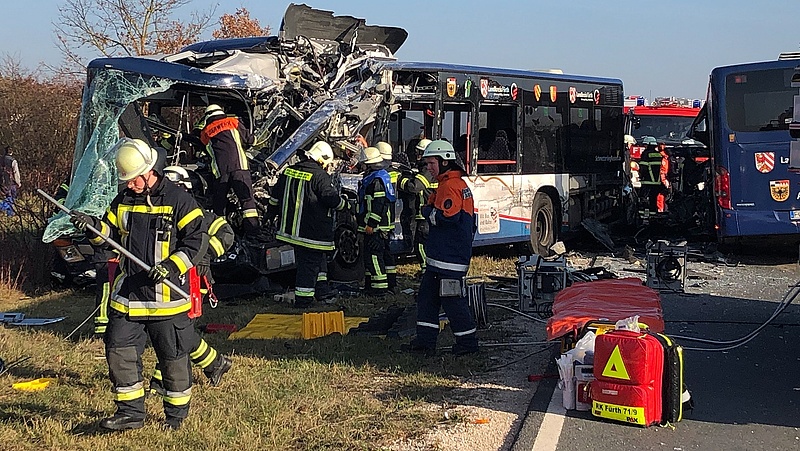 Harminc sérültje van a bajorországi buszbalesetnek