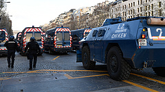 Nyolcezer rendőrrel és páncélozott járművekkel várják a rendbontókat Párizsban