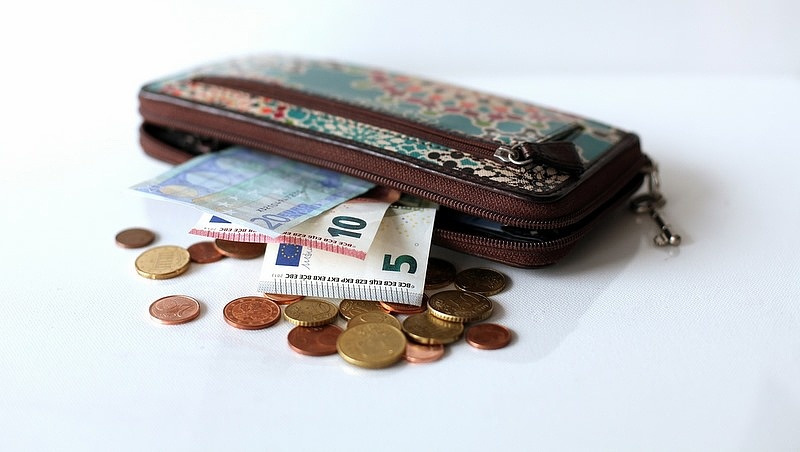 Csökkent az euróban számolt minimálbér, az utolsó helyre került Magyarország a V4-ek között