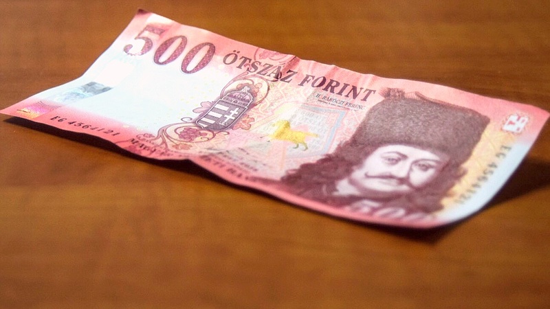330,1 forintra gyengült az euró