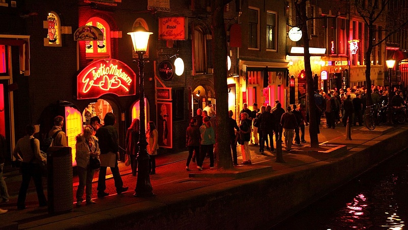 Elárasztották a turisták Amszterdam vöröslámpás negyedét