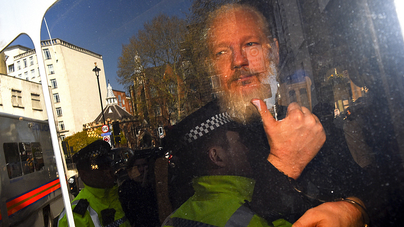 Bosszút állnak Ecuadoron Assange kiadása miatt