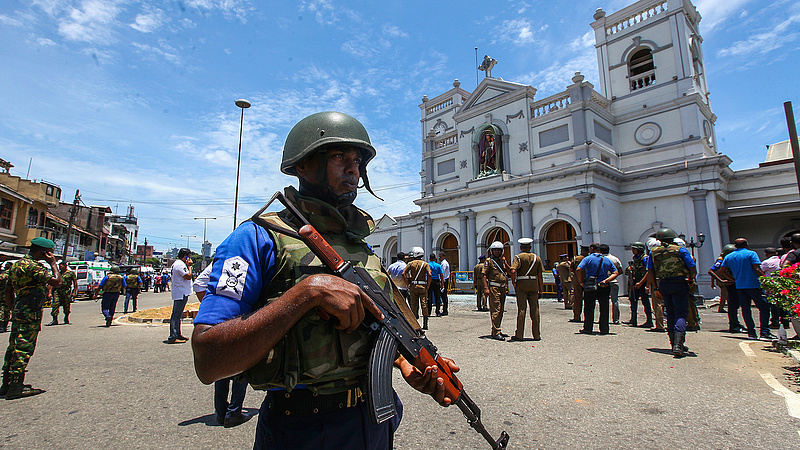 A tömegtüntetések hatására az is kevés lehet, hogy megy a kormány és a jegybankelnök is Srí Lankán