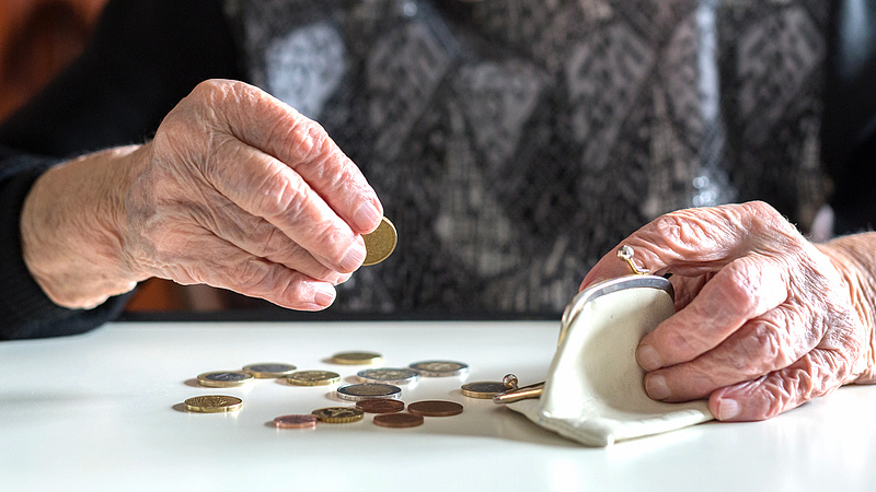 Egyre több pénz hiányzik a nyugdíjakból