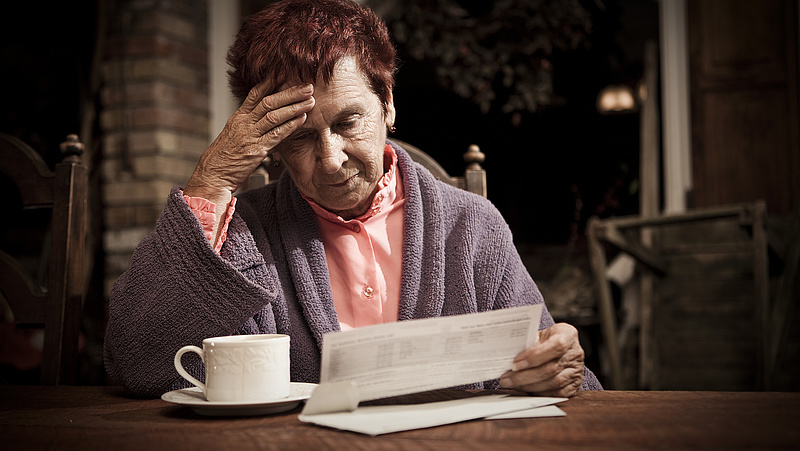 A nyugdíjasoktól súlyos pénzeket tartanak vissza, de kitérő választ ad a kormány 