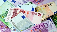 Távolabb került a 327 forintos árfolyamtól az euró