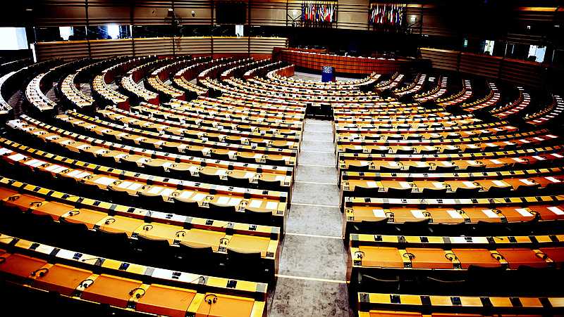 Az EP ragaszkodik a szigorhoz a helyreállítási alap pénzeinek elköltésénél