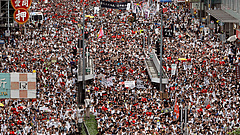 Százezres tüntetés Hongkongban a kínai szigor ellen