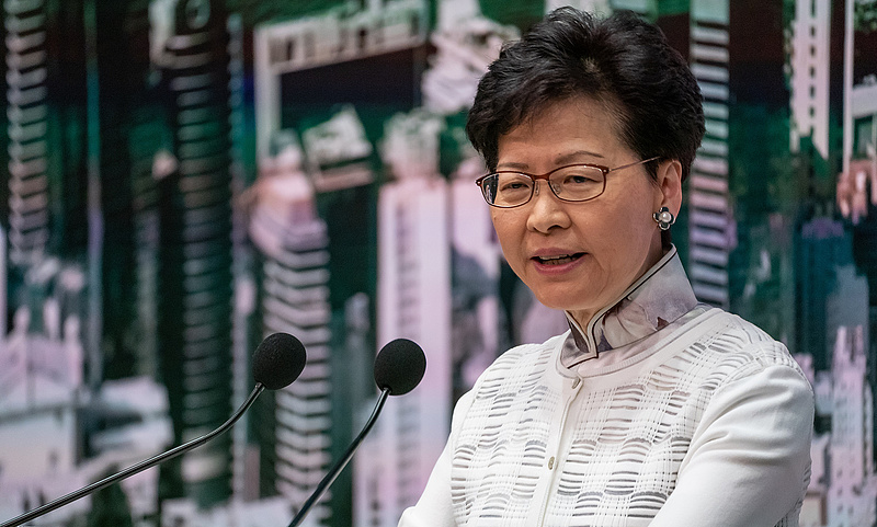Már a kínai hadsereg behívásával fenyegetőzik a hongkongi kormányzó