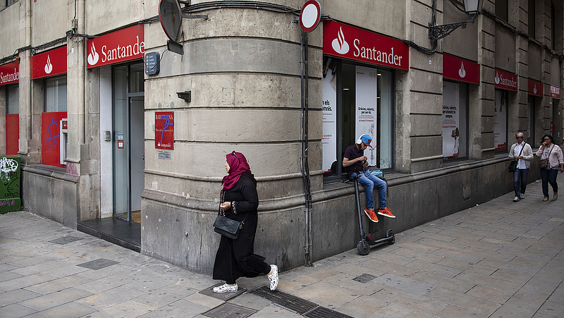 Tömeges elbocsátásról és fiókbezárásról döntött a spanyol Santander