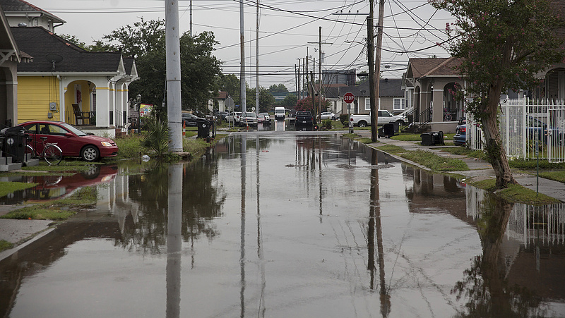 400 milliméter csapadék, óriás széllökések - rendkívüli állapotot hirdettek Louisianában