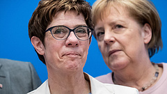Merkel kétélű politikai manőverezésbe kezdett