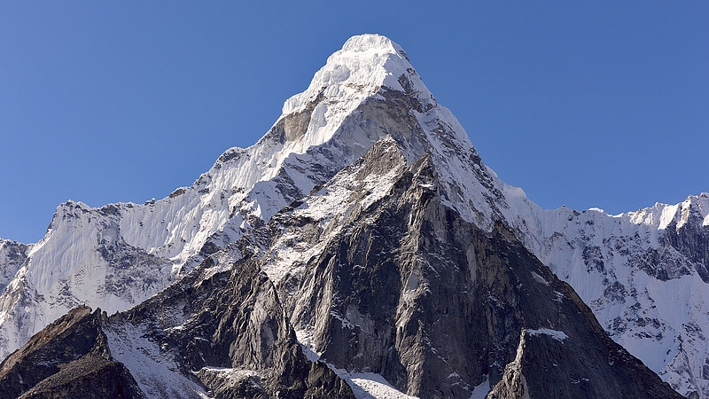 Megmászná a Mount Everestet? Siessen, mert szigorítás jöhet