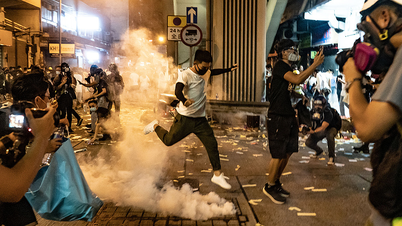 Már osztogatással kenyerezné le a tüntetőket Hongkong
