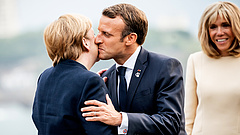 Macron húzná fel Merkel magas sarkú cipőjét
