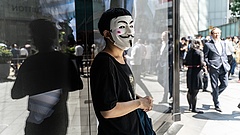 A hongkongi tüntetéseken betiltanák a maszkokat