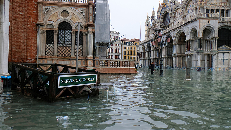 Velencei árvíz: már az operaház is beázott