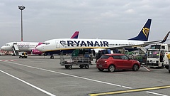 A Ryanair közölte az utasaival, hogy átterheli a különadót