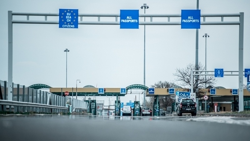 Megindultak az emberek, megnőtt a várakozás a magyar-román határon