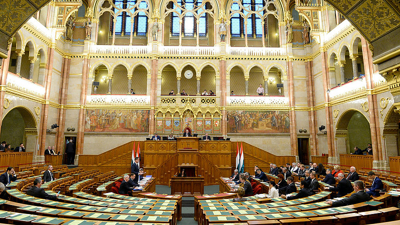 Szerdán kezdi tárgyalni a parlament az alaptörvény és a választási törvény módosítását