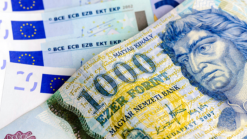 Hirtelen gyengült a forint - újra megvan a 340-es euró