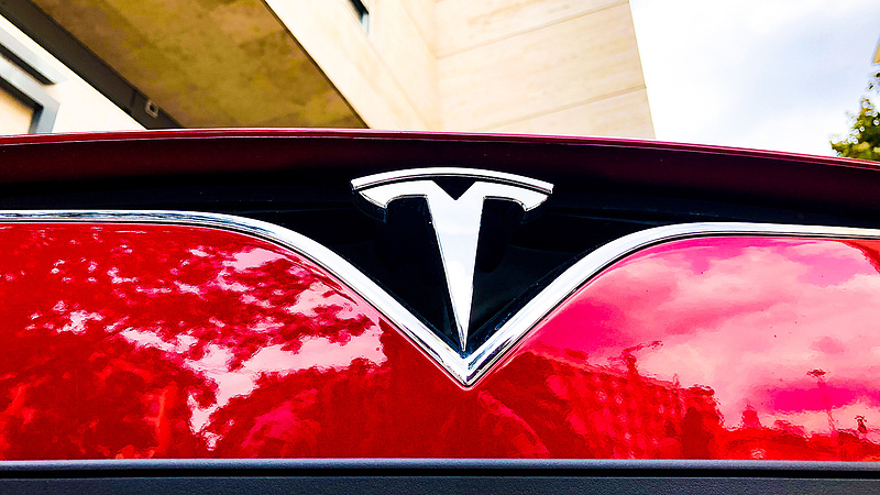 Rengeteg Tesla-tulajdonos követelhet 16 000 dollárt a gyártón