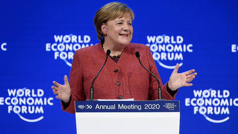 Merkel harci riadót fújt