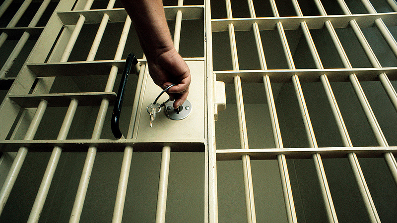 Letartózás vetett véget a szegedi börtön illegális GSM-boltjának