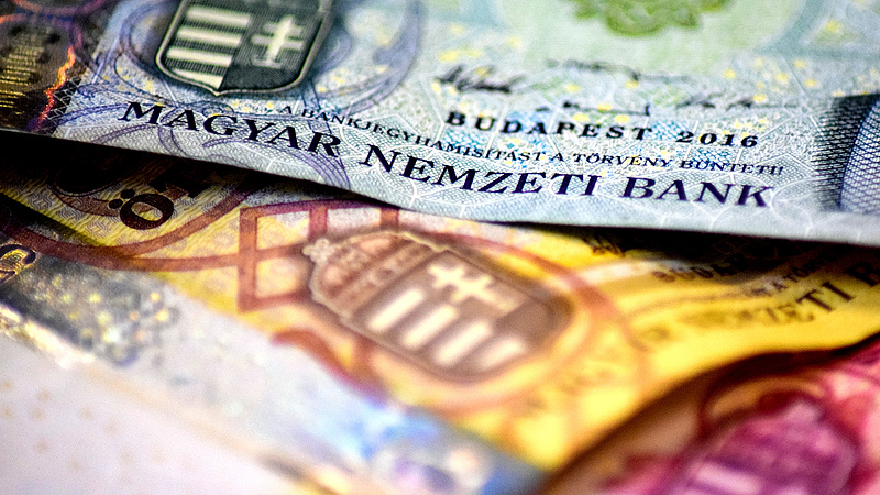 A dollárral szemben gyengül, az euróval szemben kapaszkodik a forint