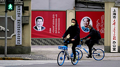 Koronavírus: a kínai elnök szörnyeteg szájába dugta a fejét