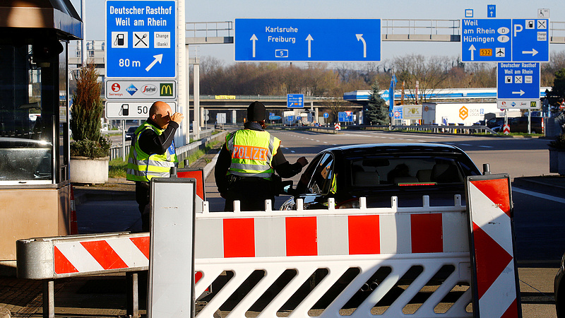 Fokozódik a helyzet Németországban - a hollandok a fűboltokat is bezárták