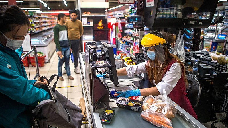Durva visszaesés a magyar boltokban - Varga szerint az eddig vártnál súlyosabb lehet a recesszió 