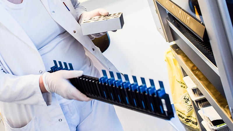 Fizetős PCR teszt - mégis enyhít a kormány
