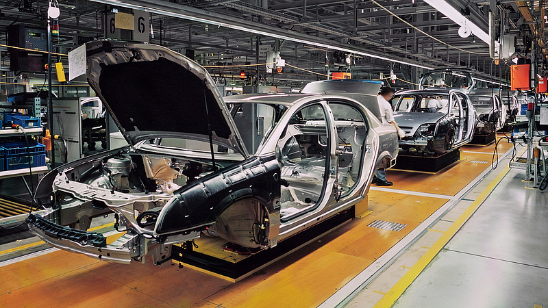 Ipari termelés - az elemzők kockázatokat látnak, jön a nyári leállás az autóiparban