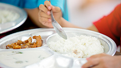 Melyik gyereknek jár ingyen ebéd? Kik kaphatnak étkezési támogatást? 