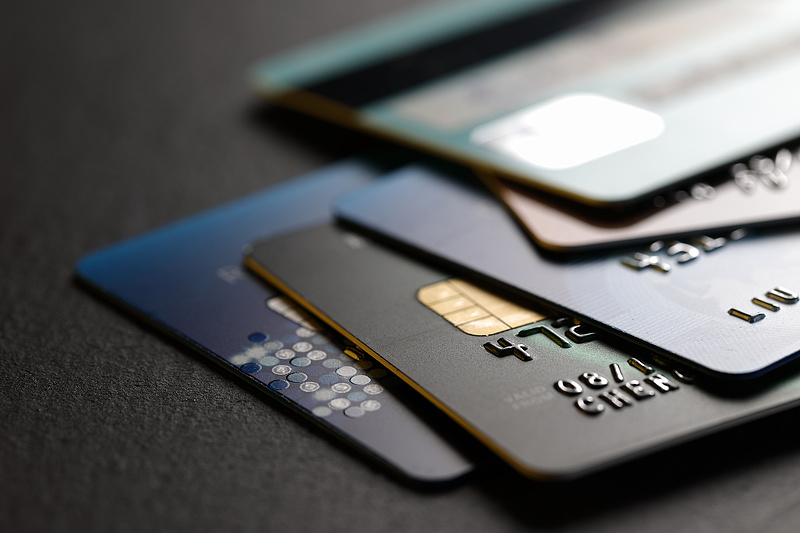 Bankkártyák: rossz hírt kaptak a CIB, az Erste és az Unicredit ügyfelei
