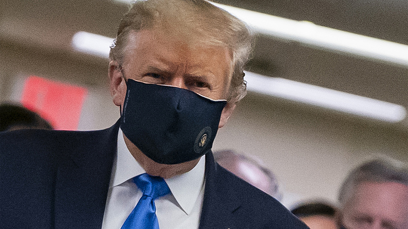 Donald Trump is behódolt a maszkoknak