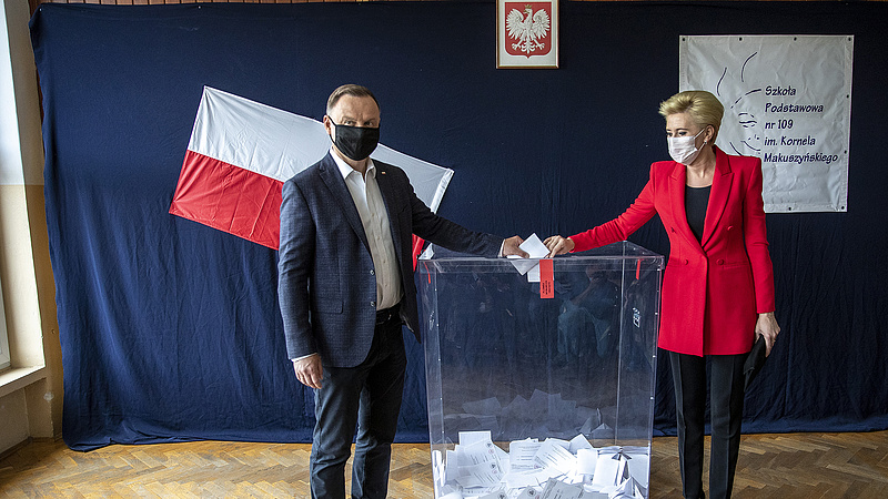 Exit poll: azonosan áll a két elnökjelölt Lengyelországban