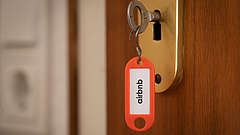 Drasztikus korlátozásokat sürgetnek az Airbnb-piacon a szállodások 