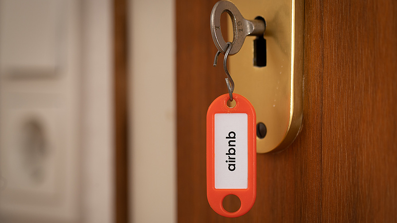 Drasztikus korlátozásokat sürgetnek az Airbnb-piacon a szállodások 